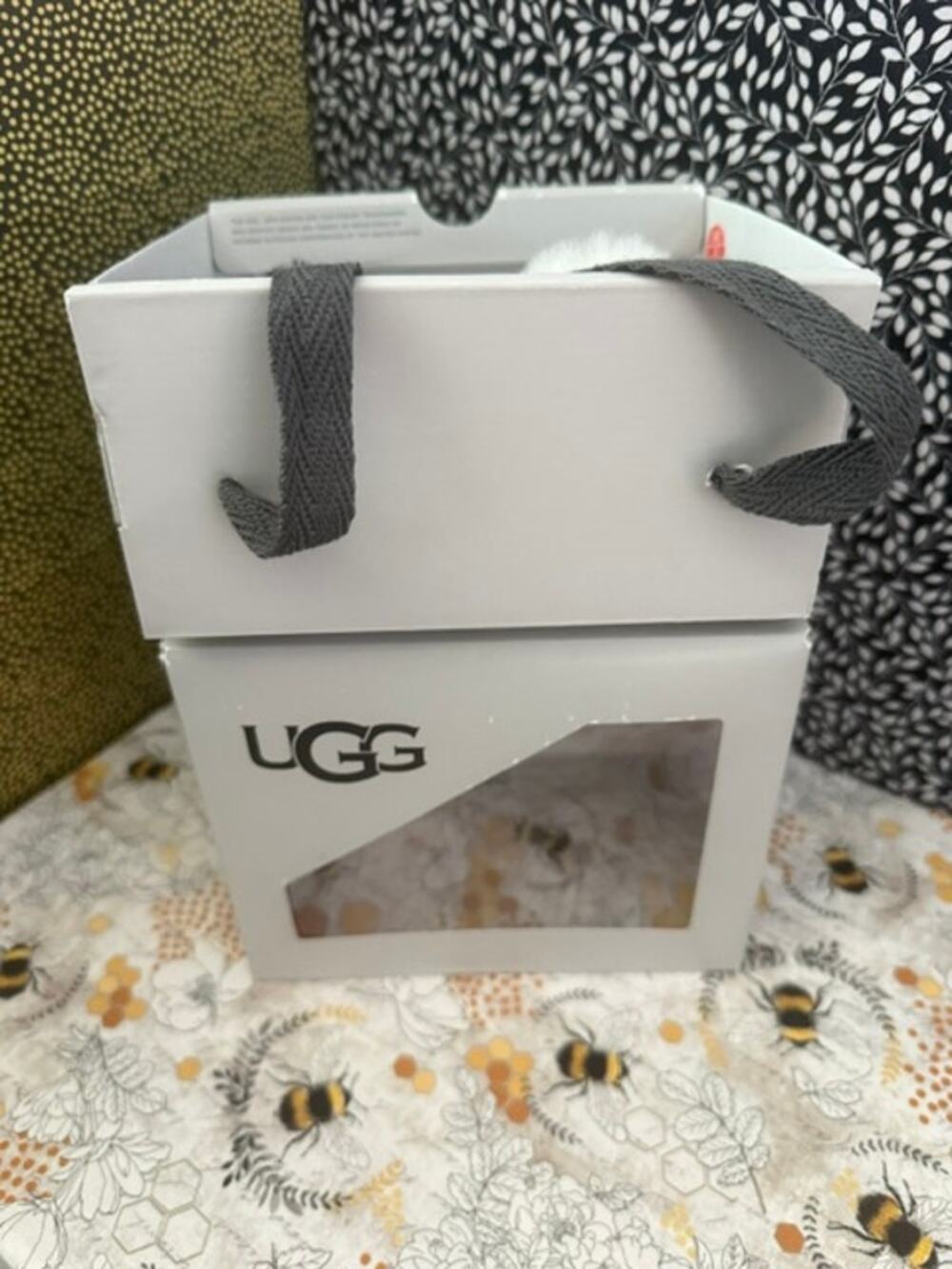 UGG -BABY SHOES 6-12 IN BOX USED ( LIKE NEW )